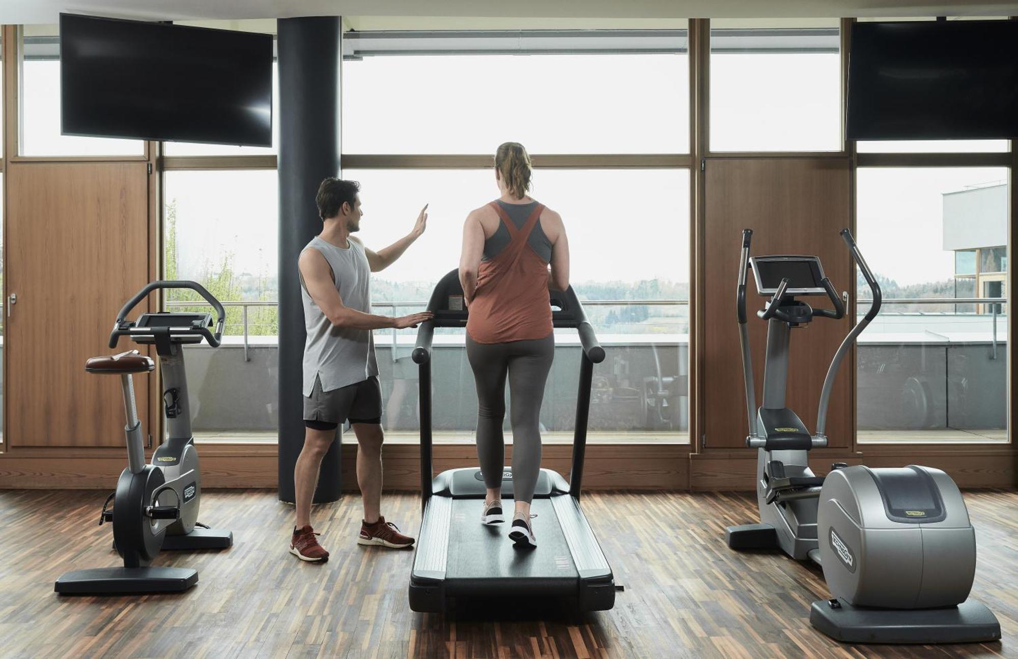 Falkensteiner Balance Resort Stegersbach - Adults Only Eksteriør billede A personal trainer coaching a client on a treadmill