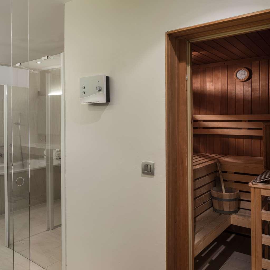 Falkensteiner Balance Resort Stegersbach - Adults Only Værelse billede A shower and sauna in a hotel