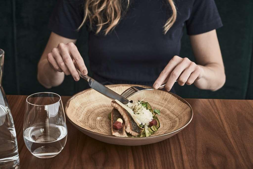 Falkensteiner Balance Resort Stegersbach - Adults Only Restaurant billede A woman using a knife and fork to eat a salad